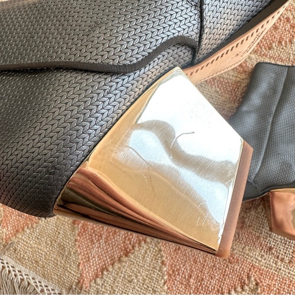 Zoe Lee Addis Bootie Size 40 Metallic Grey with Gold Heels Side Zip Ankle Boot - Picture 14 of 14